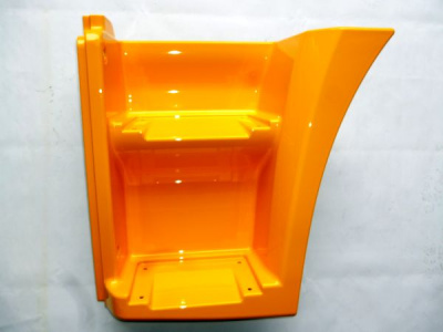 Щиток подножки 63501-8405111-50 левый оранжевый (высокий, 6520 рестайлинг)